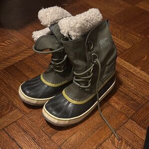 Sorel Women's Green and Gray Winter Boots
